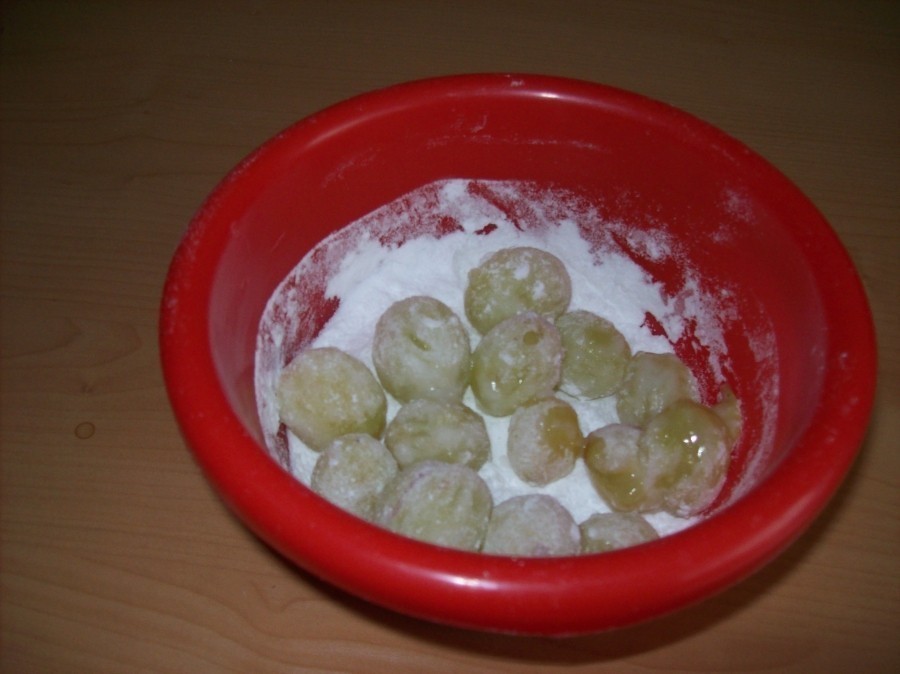 Vor dem Servieren werden noch einige Trauben zum Garnieren abgespült, in Zucker oder Puderzucker gewälzt.