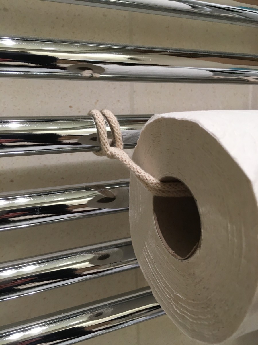 Toilettenpapier-Halterung: Diese einfache und kostengünstige Lösung gefällt uns in unserem kleinen Badezimmer sehr gut! 