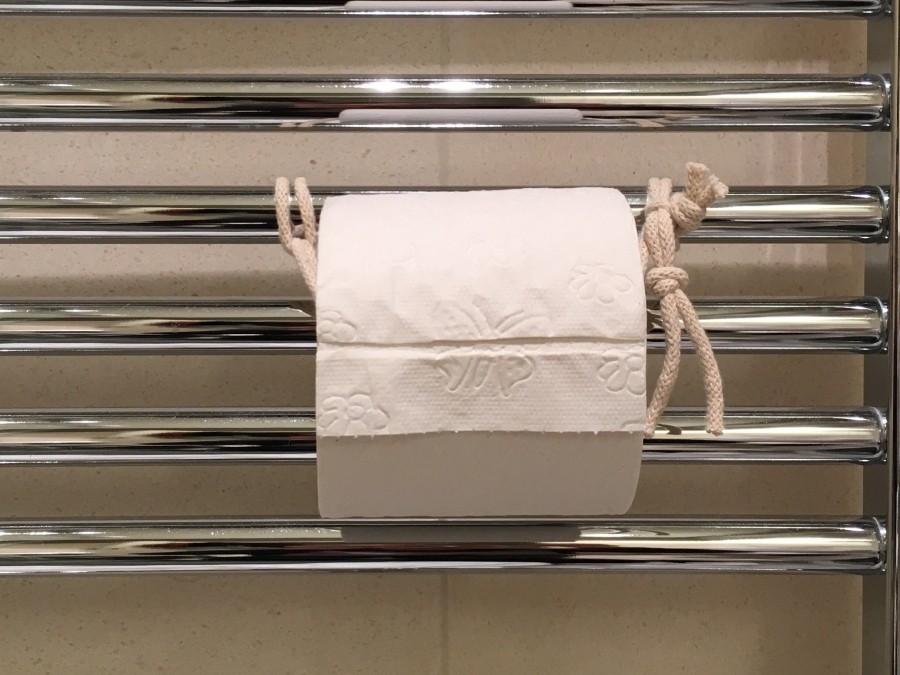 Toilettenpapier-Halter: Falls du wenig Platz im Badezimmer hast und einen Handtuchheizkörper besitzt, ist dieser Tipp eine gute Alternative.