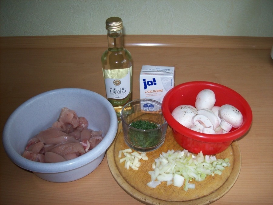 Die Zwiebel wird geschält und klein gewürfelt, ebenso die Knoblauchzehe. Die Champignons werden abgebürstet und in Scheibchen aufgeschnitten.