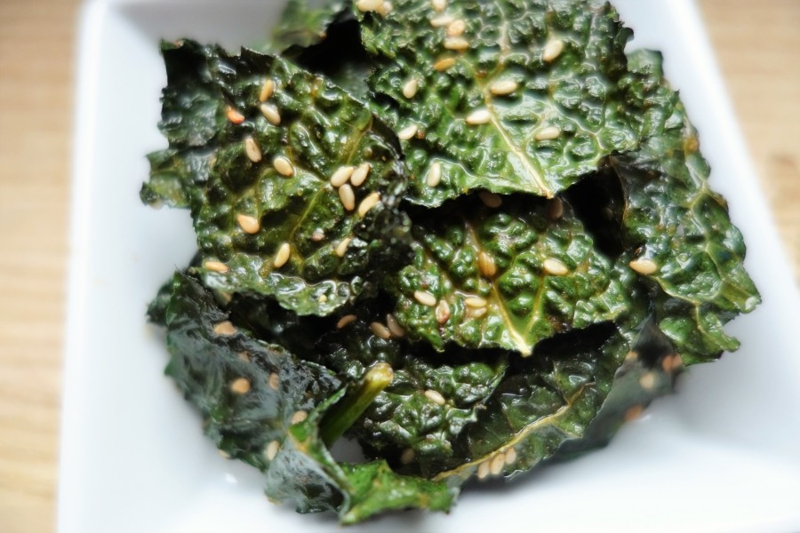 Die Kale-Chips eignen sich auch als originelle Beilage zu Salaten oder einer Käseplatte.