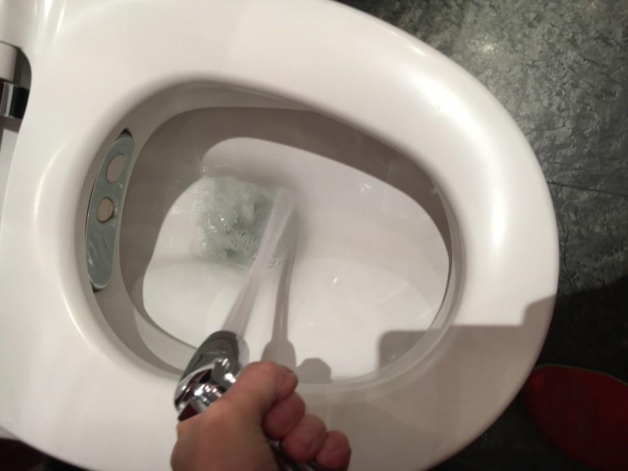 Zum Entfernen von Anhaftungen an der Keramik statt der Toilettenbürste einen Wasserschlauch mit Spritzdüse verwenden.