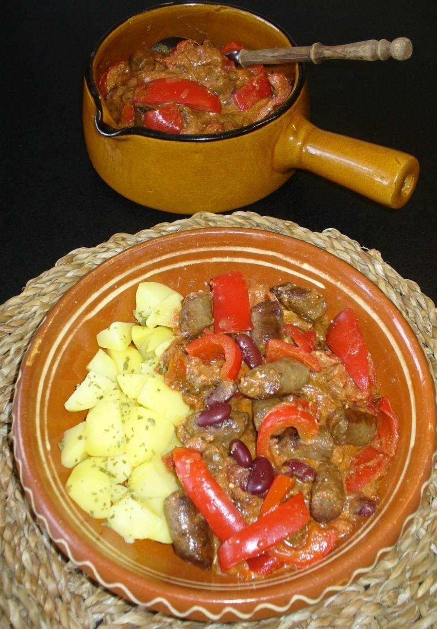 Das Paprika-Wurstgulasch schmeckt ganz ausgezeichnet und blitzschnell steht das herzhafte Gericht auf dem Tisch. 