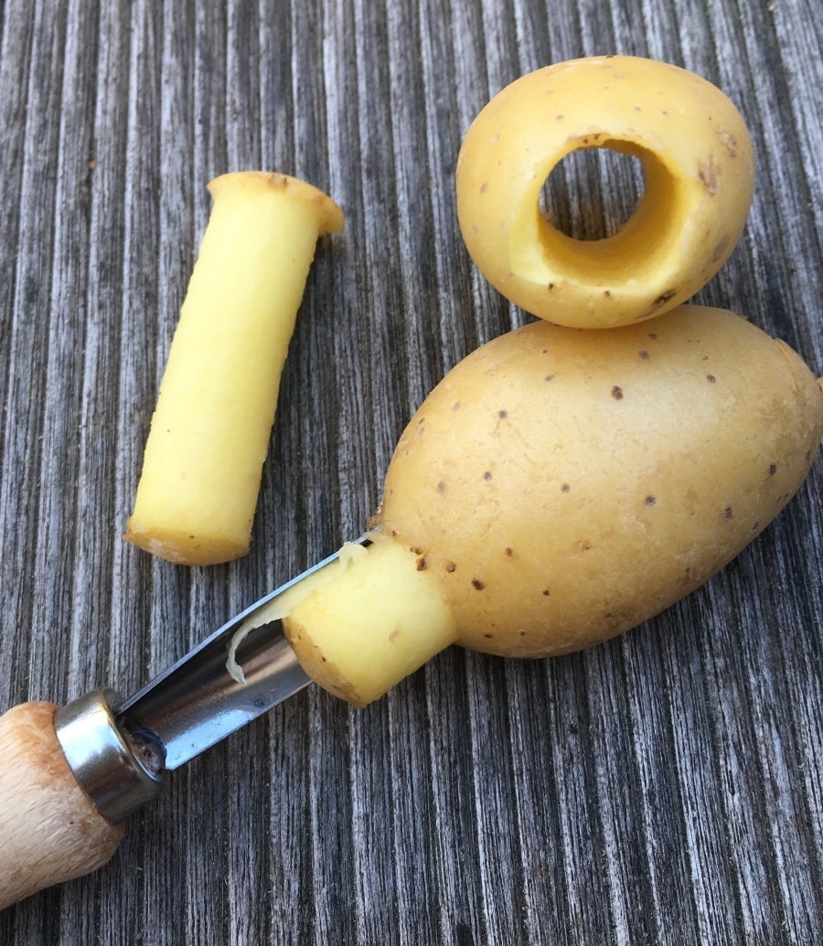 Der kleine Durchmesser macht diesen Apfelentkerner zum besten Werkzeug beim Füllen von Drillingen.