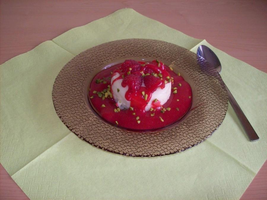 Pannacotta mit einem Mus aus frischen Himbeeren: Man braucht nur wenige Zutaten und auch nicht zu viel Zeit zur Herstellung des Desserts. 