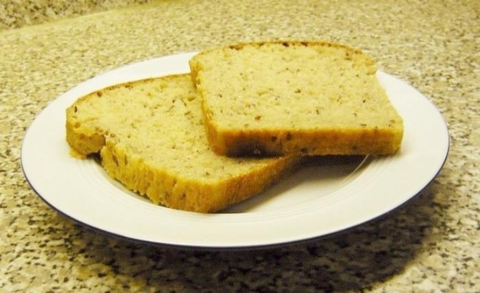 Das ist kein fluffiger Toast, sondern ein etwas festeres und gehaltvolles Brot, das sich gut toasten lässt.