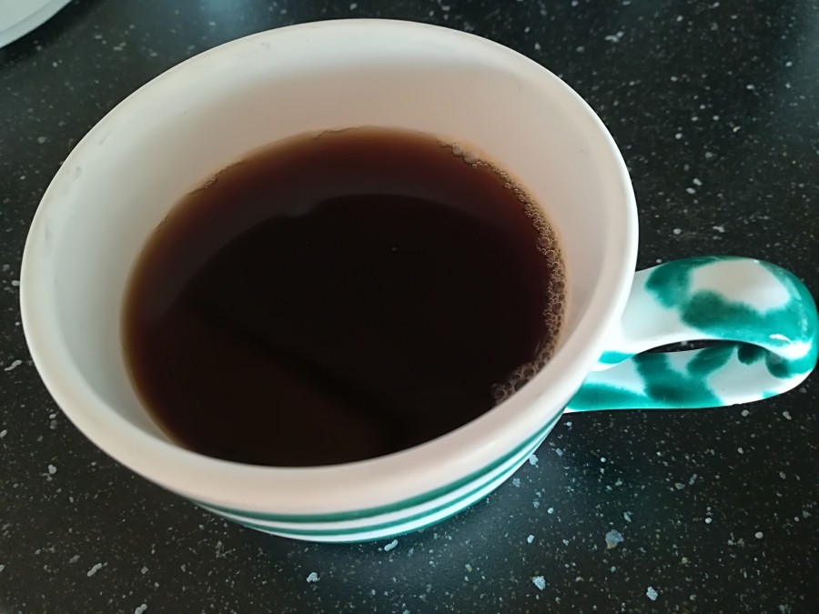 Ich war so was von positiv überrascht, als ich meinen ersten selbst gemachten Löwenzahnkaffee hergestellt habe. Sogar die Farbe des fertig gekochten Kaffees sieht aus wie „richtiger Kaffee“.