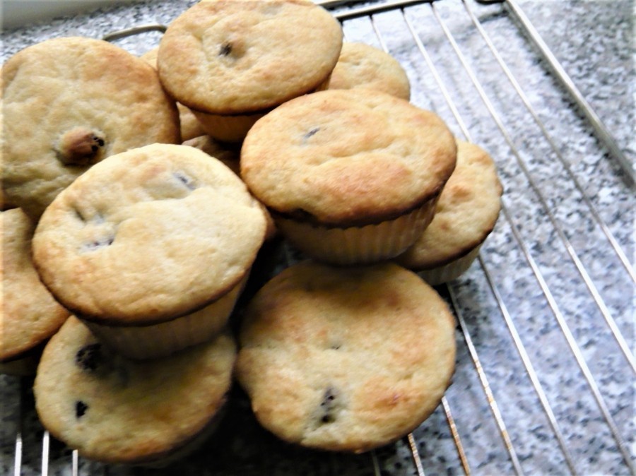 Durch den Quark im Teig werden diese Muffins sehr saftig. Durch die Zugabe von Rosinen oder Cranberrys werden sie besonders lecker.