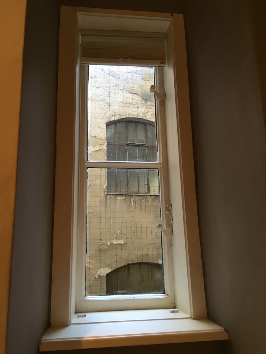 Die Fensterscheibe wird mithilfe der Schraubhaken an mindestens zwei gegenüberliegenden Seiten an die Wand innere Seite des Kastenfensters geklemmt. 