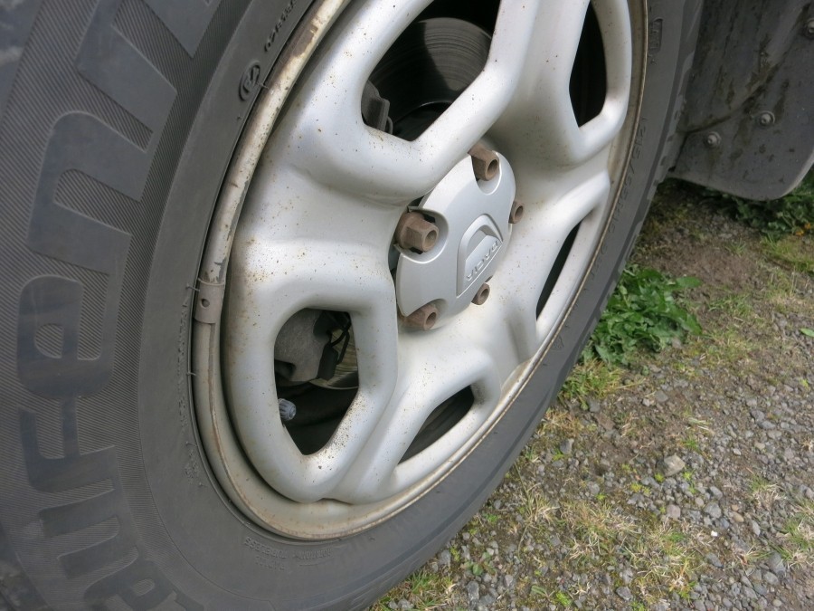 Behandelt man Alufelgen nach der Autowäsche mit einem dünnen Film Silikonspray, werden sie nicht mehr vom Bremsstaub angegriffen.