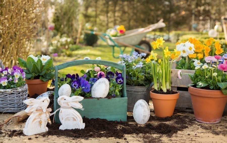 Jede Ecke im Häuschen und jeder Busch im Garten wird mit süßen Osterfiguren geschmückt. 