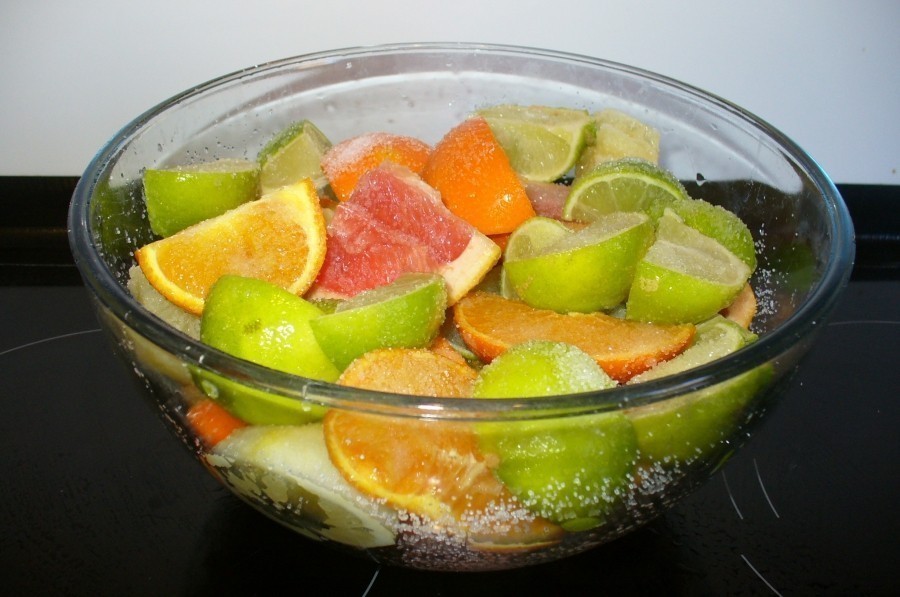 Die Früchte werden gründlich gewaschen und in Viertel geschnitten, großzügig mit Salz bestreut und über Nacht mariniert.