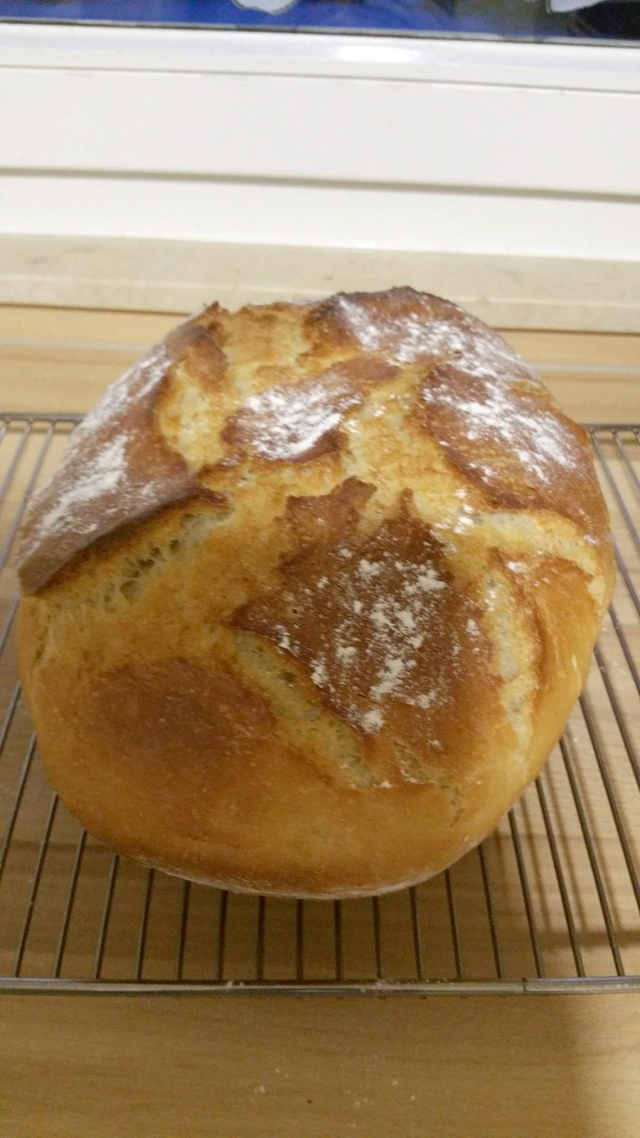 Brot auf dem Rost erkalten lassen, Klopfprobe machen, muss hohl klingen, wenn nicht, nachbacken ohne Römertopf.
