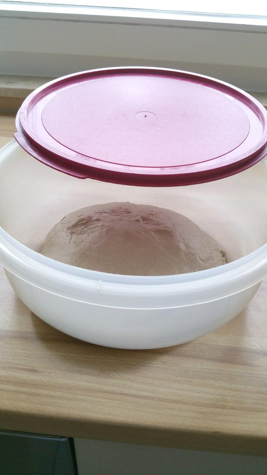 Mehl mit Salz und Backmalz gemischt zusammenkneten, bis der Teig sich vom Schüsselrand löst. Wenn nötig, Mehl oder Wasser zutun. Teig zugedeckt mit einem Deckel 6 Stunden bei Zimmertemperatur gehen lassen. 