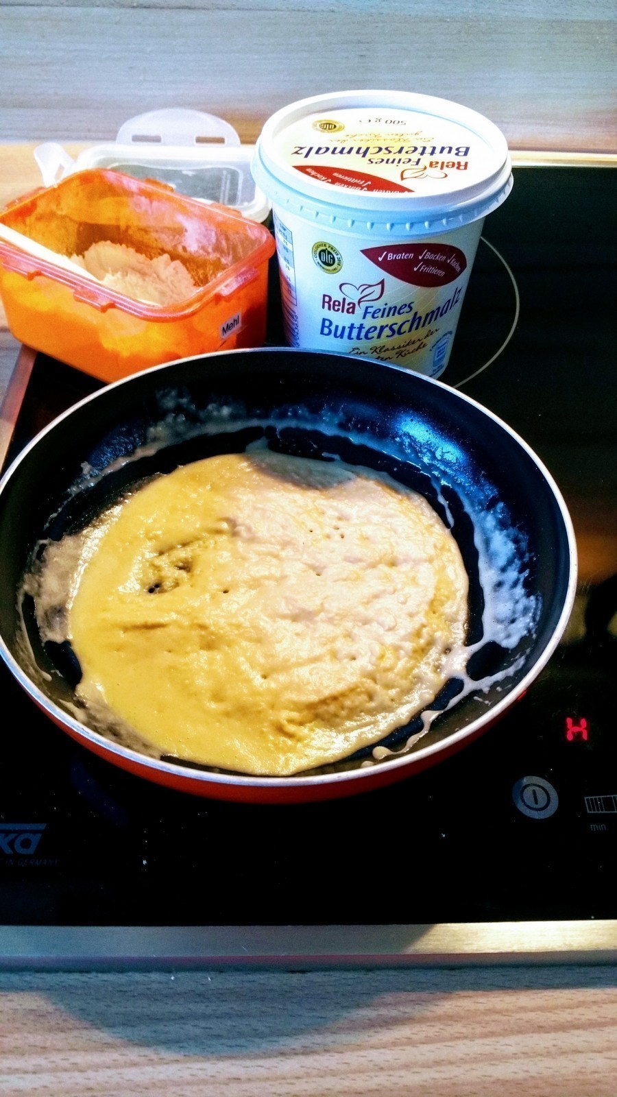 In einer kleinen Pfanne eine helle Mehlschwitze herstellen.  In die fertig gekochten Bohnen langsam die Mehlschwitze einrühren, kurz aufkochen lassen, abschmecken.