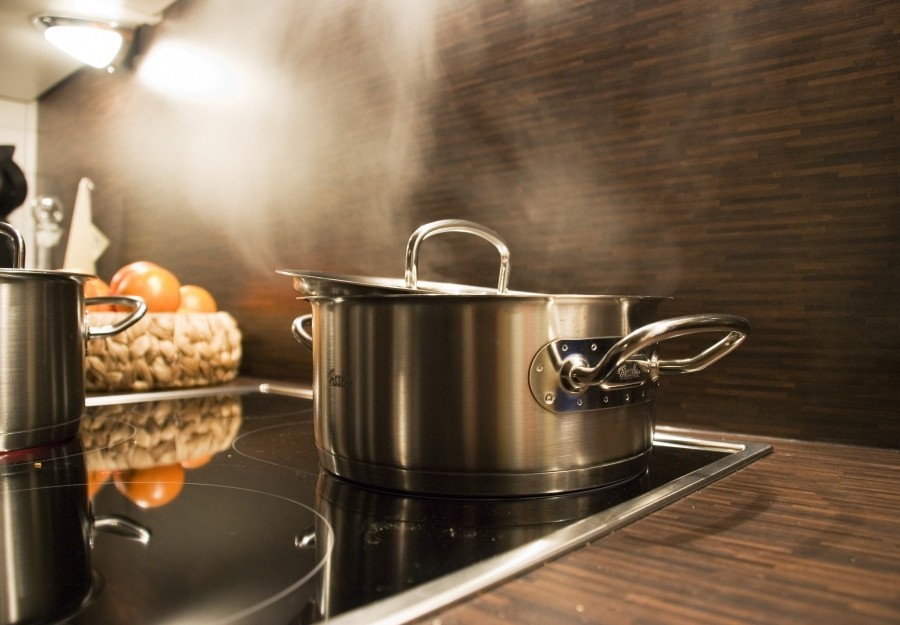 Jede Leistungserhöhung führt nicht zu einer Temperaturerhöhung oder Beschleunigung des Garvorgangs, sondern lediglich zu einer Erhöhung der Dampfproduktion, die überschüssige Energie wird in Dampf umgewandelt und verteilt sich dann in der Küche.