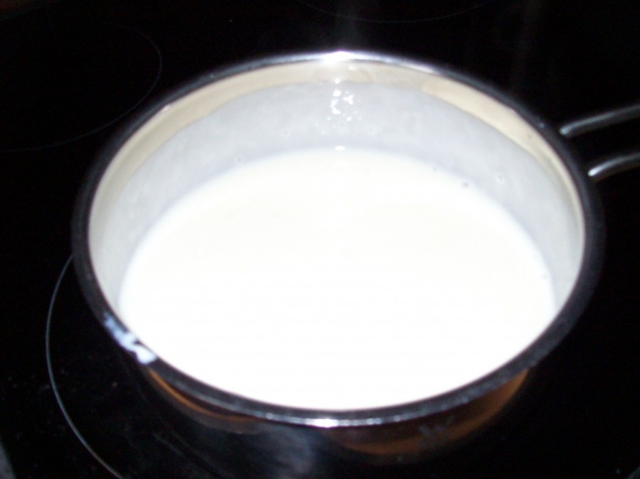 Vorbereiten der Glasur: Hierfür werden 400 ml Milch zum Kochen gebracht, von der Kochstelle genommen und das Glasurpulver wird mit dem Schneebesen klümpchenfrei in die Milch gerührt.