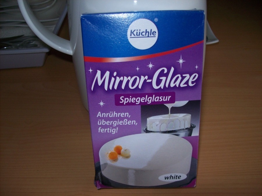 Hier zu sehen die gekaufte Mirror Glace zum Anrühren. Mirror Glaze kann man auch selbst herstellen, unter Verwendung u. a. von Glukose und weiteren Zutaten. Daran werde ich mich dann ein anderes Mal wagen.