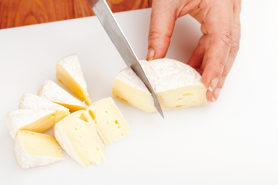 Wende folgenden simplen Trick an, um zu verhindern, dass Camembert und Tortenbrie beim Schneiden nicht am Messer hängen bleiben.