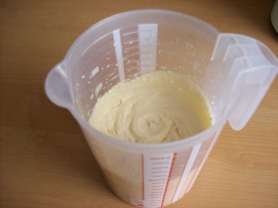 Milch und Sahne abmessen, den Beutel Mandelcreme in die Mischung füllen und diese sodann mit dem Handmixer zuerst kurz auf kleiner Stufe und dann 2 - 3 Minuten auf hoher Stufe gut aufschlagen. 