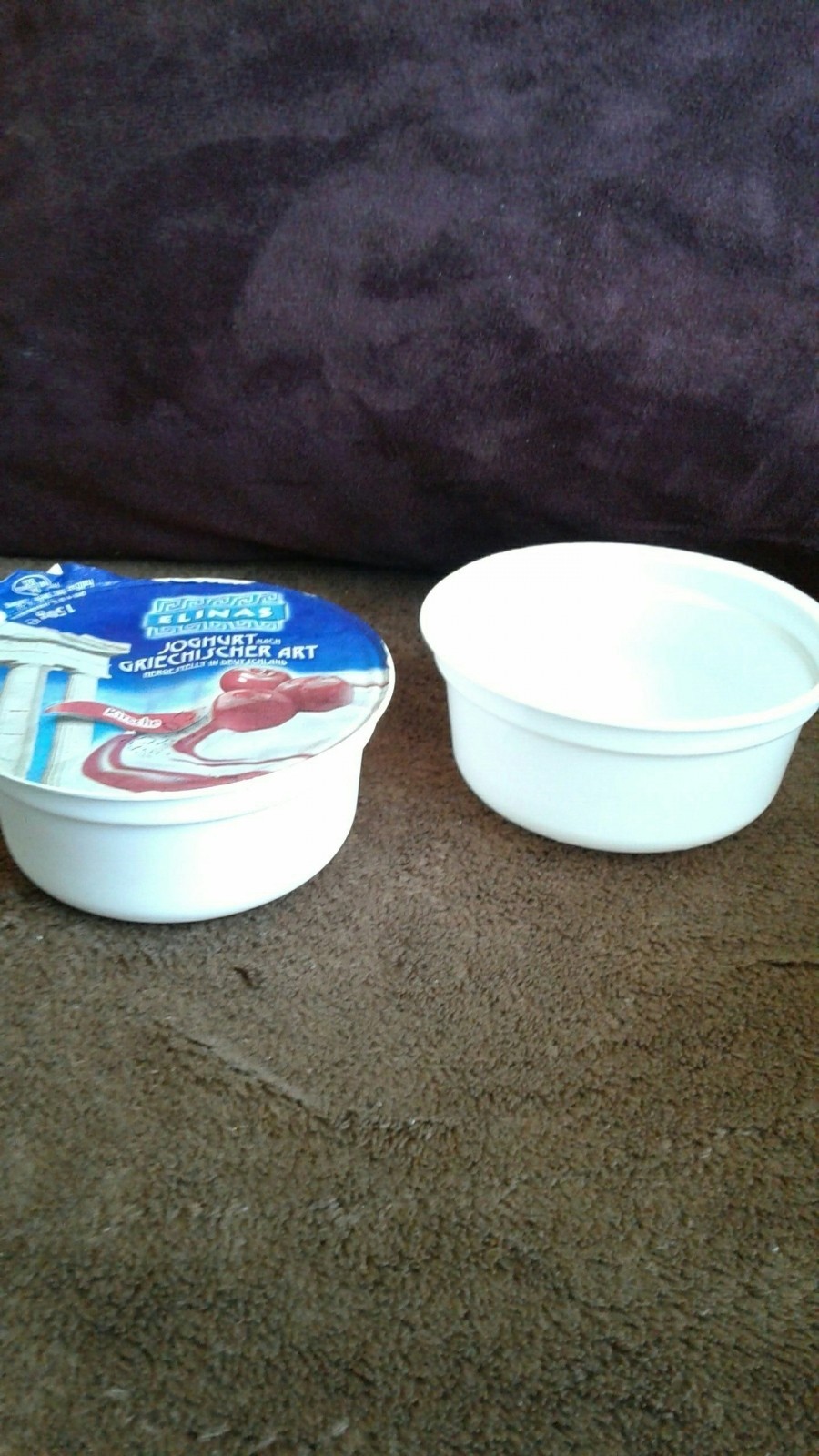 Wir sammelten Joghurtbecher vom Joghurt nach griechischer Art. Daraus bastelten wir Osterkörbchen, die man nach Belieben füllen kann.