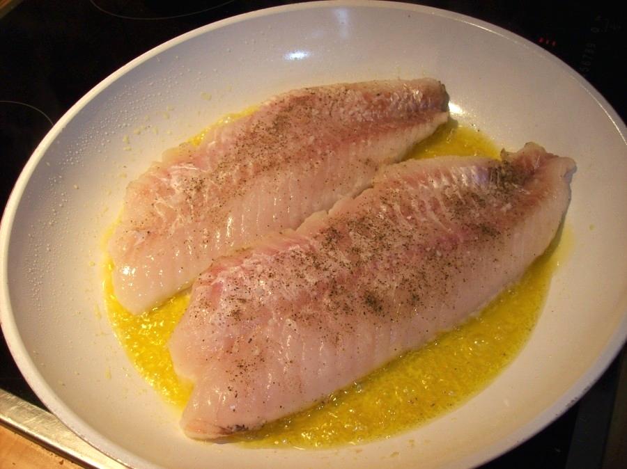 Eine Pfanne für den Fisch wird nun mit etwas Butter und Olivenöl bestückt und erhitzt. Jetzt kommt der Fisch an der Reihe. Dieser wird kurz abgespült, abgetrocknet, leicht gepfeffert und in der heißen Pfanne auf jeder Seite kurz angebraten. 