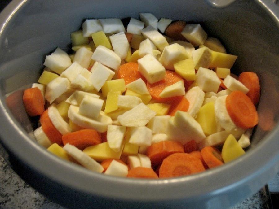Die Kartoffeln werden geschält und gewürfelt, Sellerie, Karotten und Petersilienwurzel geputzt, geschält und in Würfel bzw. Scheiben geschnitten.