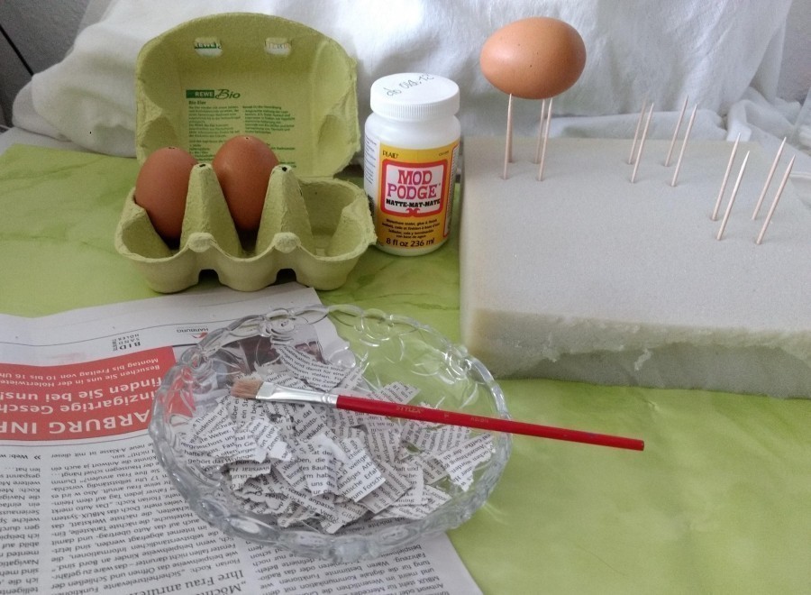 Ausgeblasene Eier im "Zeitungslook": Die von mir  für die Grundierung verwendeten Materialien