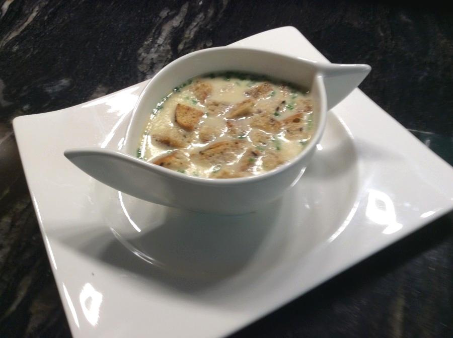 Diese Knoblauchcreme-Suppe schmeckt sehr gut und die Zubereitung benötigt keinen großen Aufwand und geht schnell.