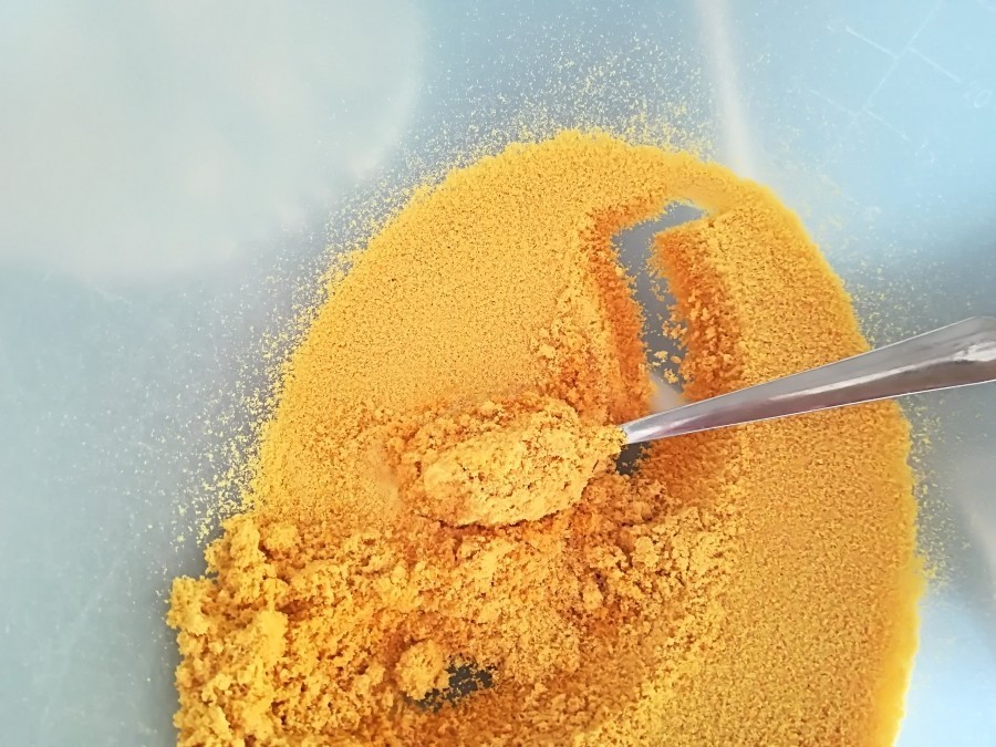 Durch das Sieb bekommt man das Zitronenpulver und Orangenpulver am leichtesten Mithilfe eines Löffels.