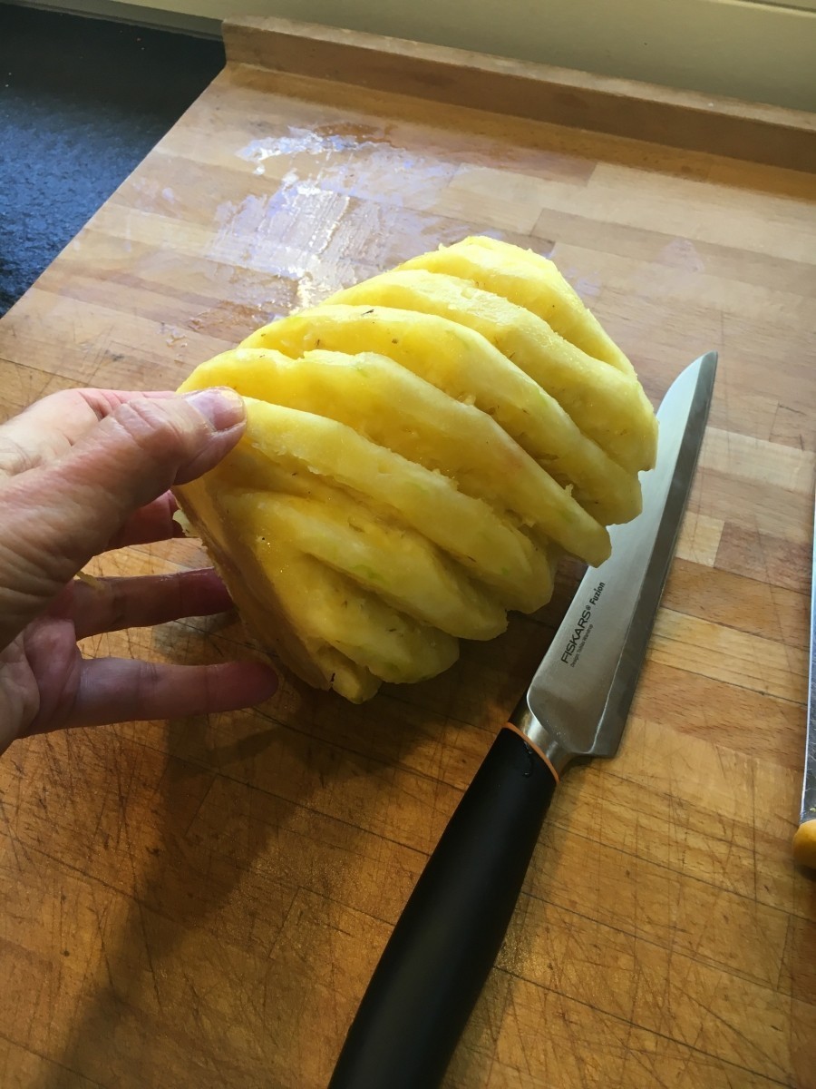 Eine aufgeschnittene Ananas wird zum wahren Hingucker, wenn man nach der thailändischen Methode vorgeht!