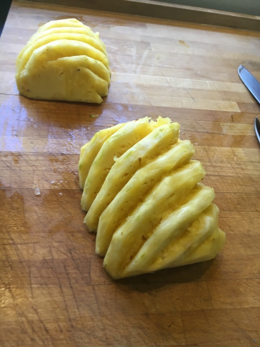 Zum Schluss kann die Ananas noch halbiert und auf einer schönen Platte angerichtet werden - Guten Appetit!