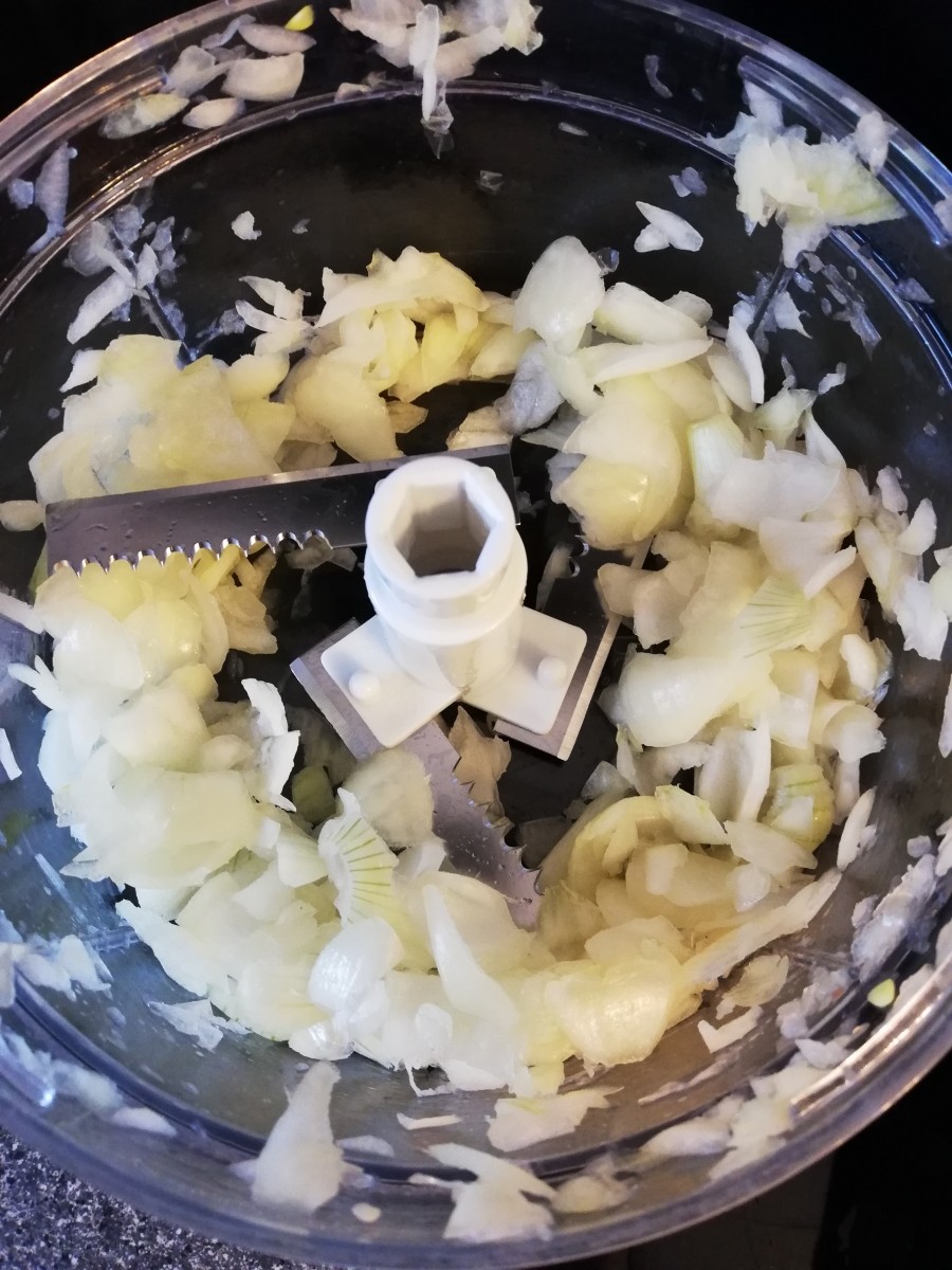 Die Zwiebeln kann man entweder klassisch mit dem Messer oder in einer Küchenmaschine wie dieser zerkleinern.