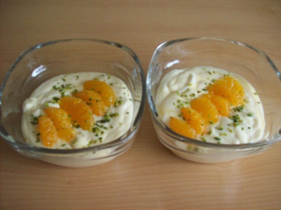 In Glas- oder Dessertschalen gefüllt sollte das Dessert nochmals 1-2 Stunden im Kühlschrank durchkühlen.