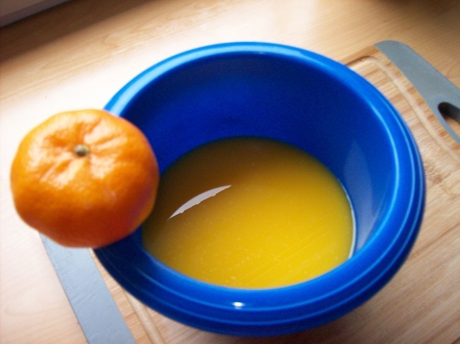 Zunächst müssen so viele Mandarinen ausgepresst werden, bis 500 ml Mandarinensaft entstanden ist.