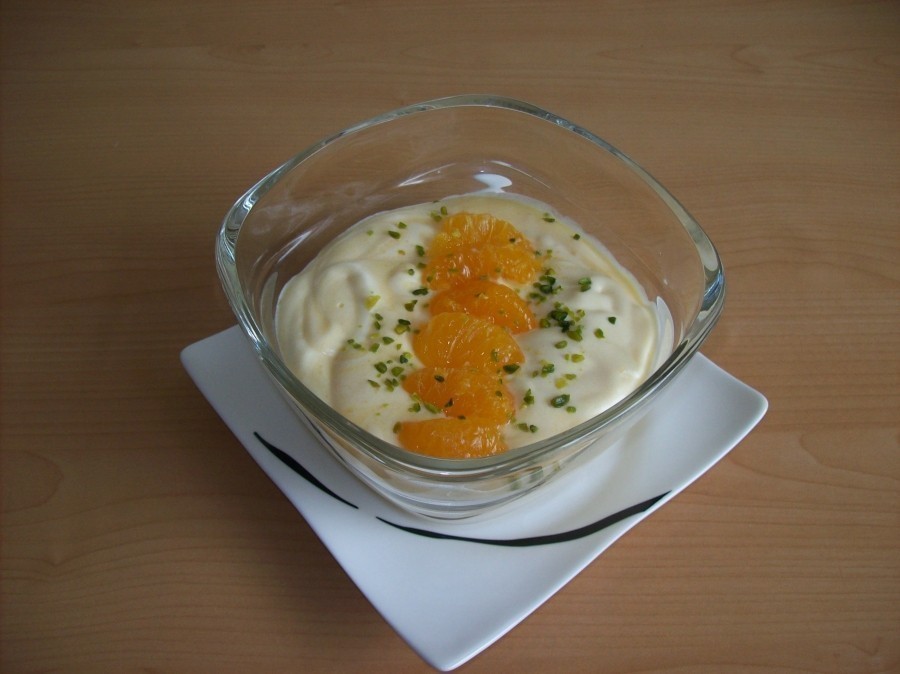 Zum Beispiel mit Mandarinen-Filets aus der Dose kann das Mandarinen-Sahne-Dessert ansprechend dekoriert werden.