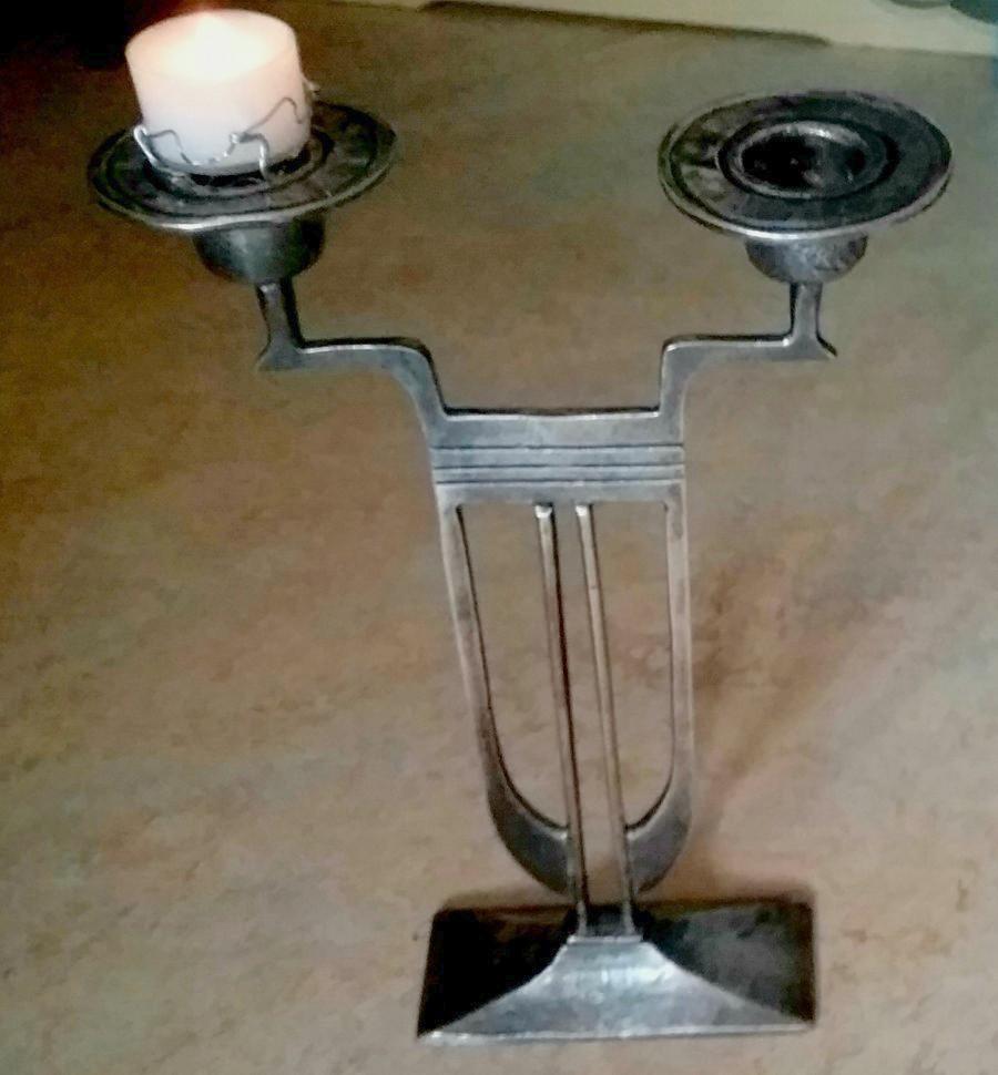 Mithilfe eines Sektkörbchens, wird der Kerzenhalter zu einem praktischen Teelichthalter. Ausprobieren!