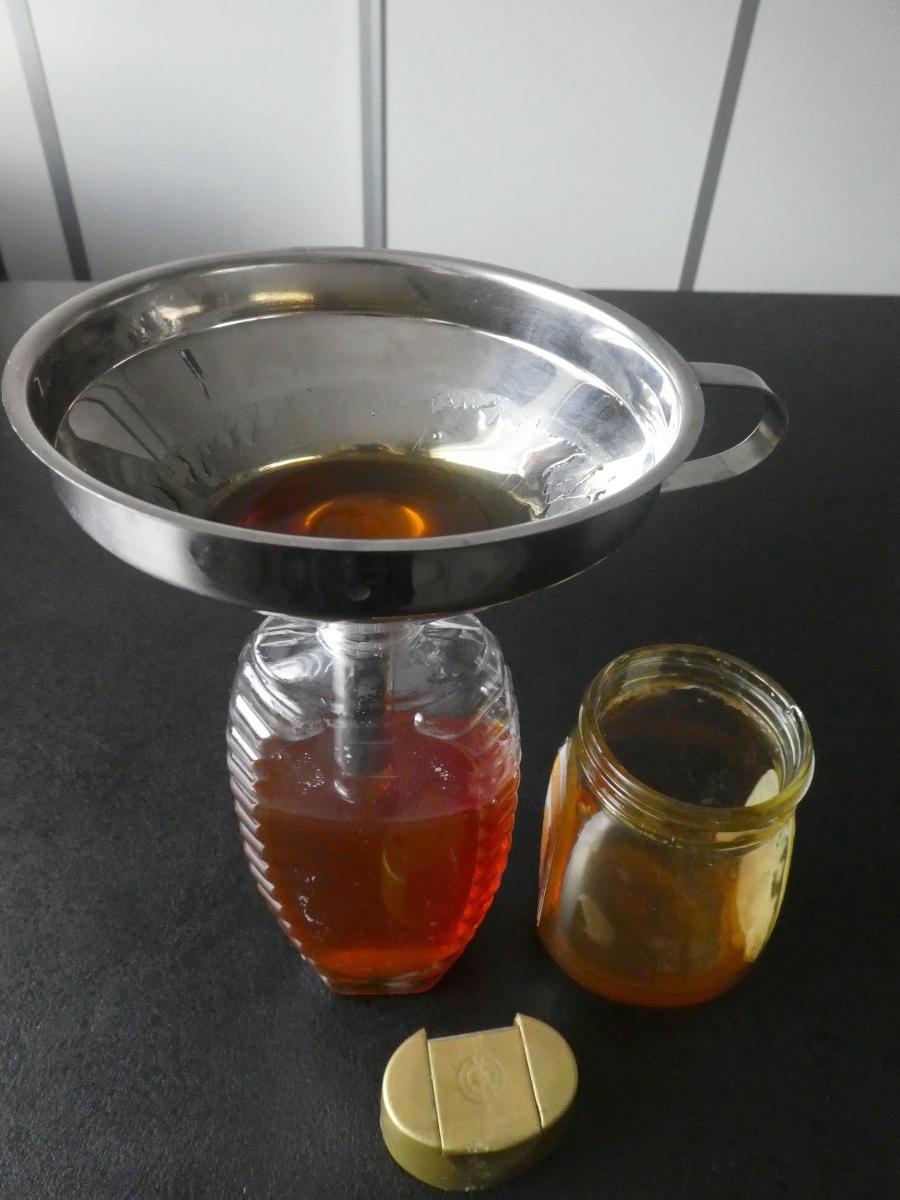 Honig aus der Flasche ist schon praktischer als Honig aus dem Glas: Wer eine “Flotte Biene” übrig hat, kann diese prima wiederverwenden und Honig aus dem Glas hineinfüllen.