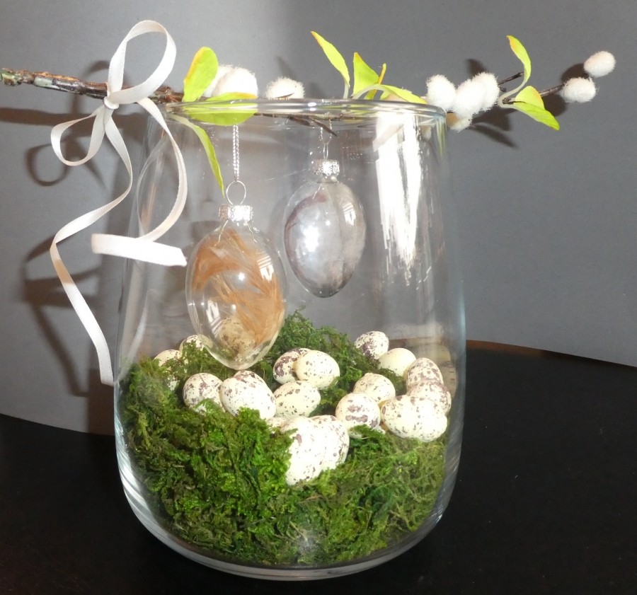 Schlichter und moderner Ostergruß: Ein Glas, ein Zweig, Dekomoos, einige Wachteleier, Schleifenband und zwei Glaseier reichen aus, um diesen herzustellen.