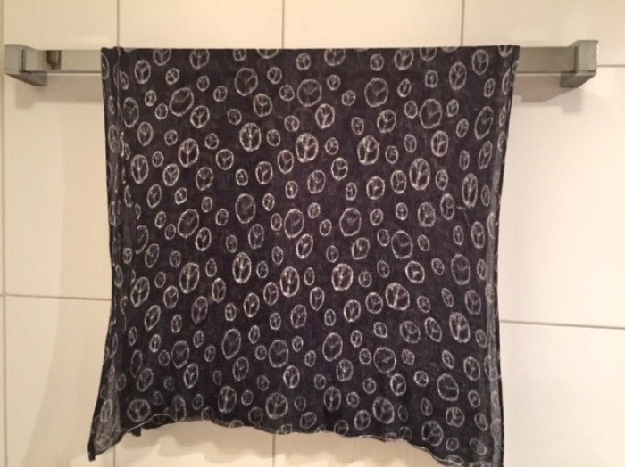 Ich habe das Tuch doppelt gefaltet auf der Duschstange hängend getrocknet. Natürlich vorher unbedingt gleichmäßig in Form ziehen.