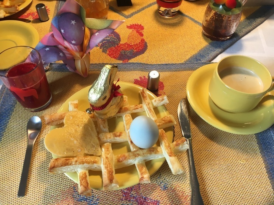 Gebackenes Osternest aus Blätterteig mit Ei-Herz - eine tolle und einfache Deko-Idee für den österlichen Frühstückstisch: 