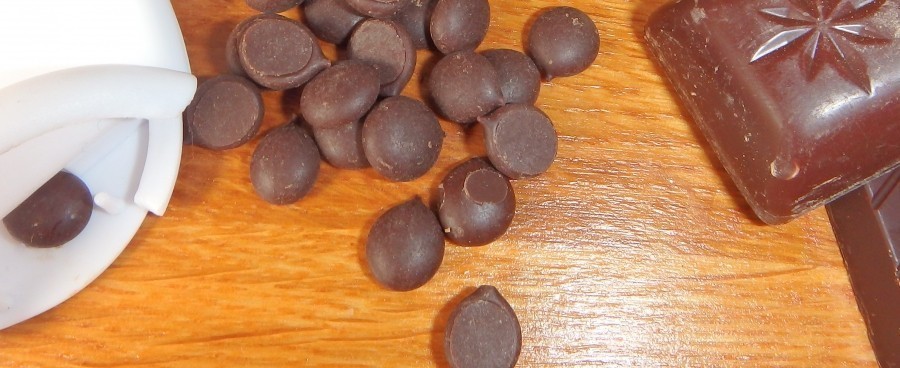 Der Stoff Theobromin, der in Schokolade vorkommt, lindert den Hustenreiz. Es gibt eine Studie des Briten Alyn Morris, bei der die Teilnehmer entweder ein Präparat auf Schokoladenbasis oder mit Codein verabreicht bekamen. Die Schokolade schnitt besser ab. 