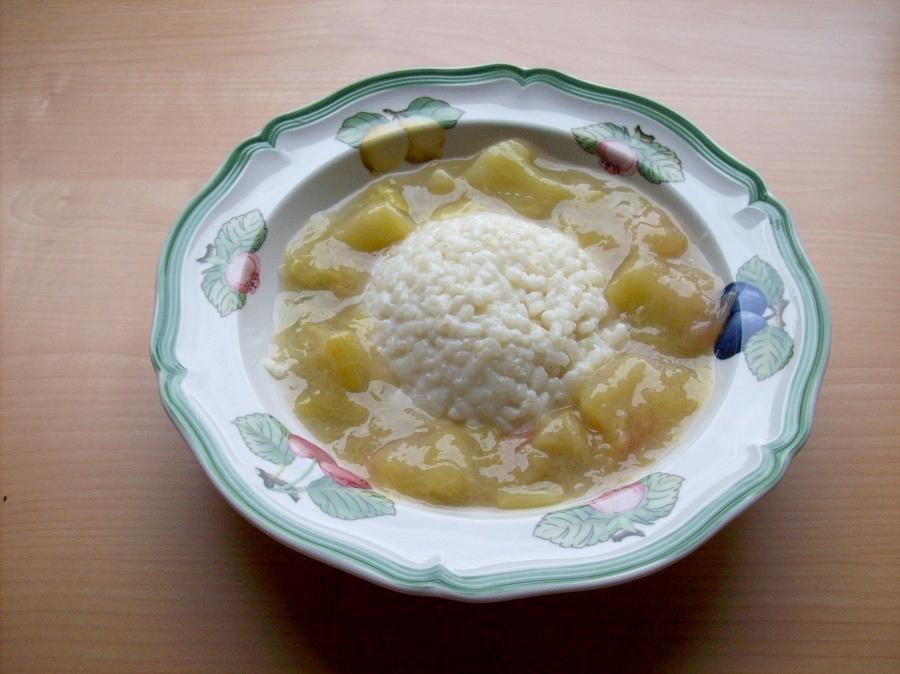 Danach kann der Reis auf etwas tiefere Teller gestürzt werden und die Rhabarberkaltschale wird um die Reistürmchen herum verteilt.