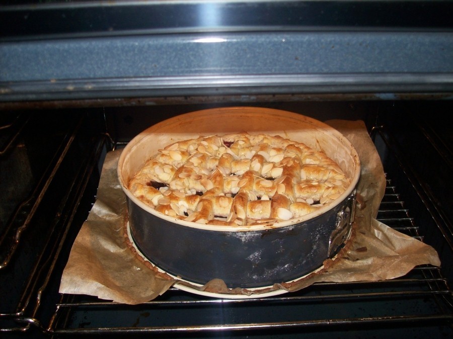 Jetzt kann die Linzer Torte für 45 Minuten in den Backofen. Die Torte sodann auf einem Kuchengitter auskühlen lassen.
