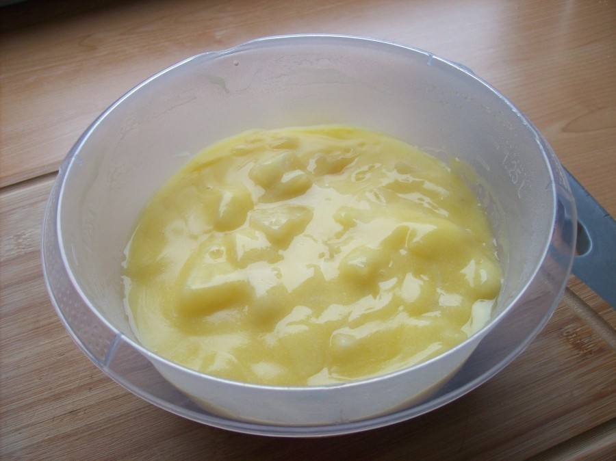 Der Pudding wird noch mal mit den Fruchtstücken vermischt und sollte nun eine Zeit lang auf Zimmerwärme abkühlen.