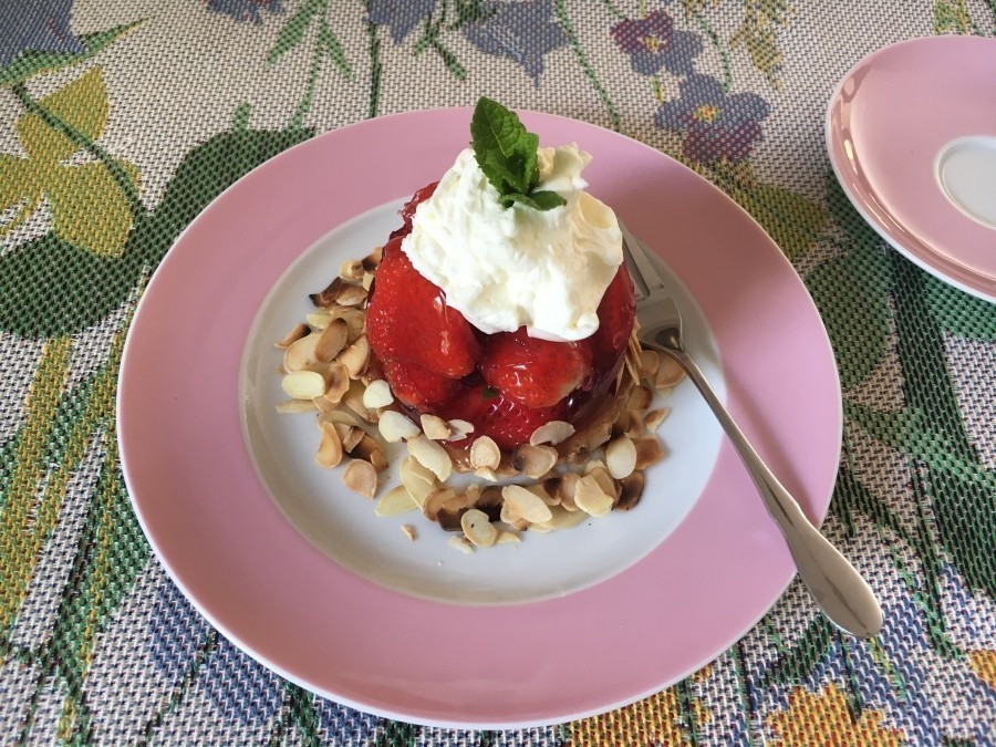 Blitzschnell zubereitete leckere Erdbeer-Torteletts mit gerösteten Mandelblättchen und Schlagsahne.