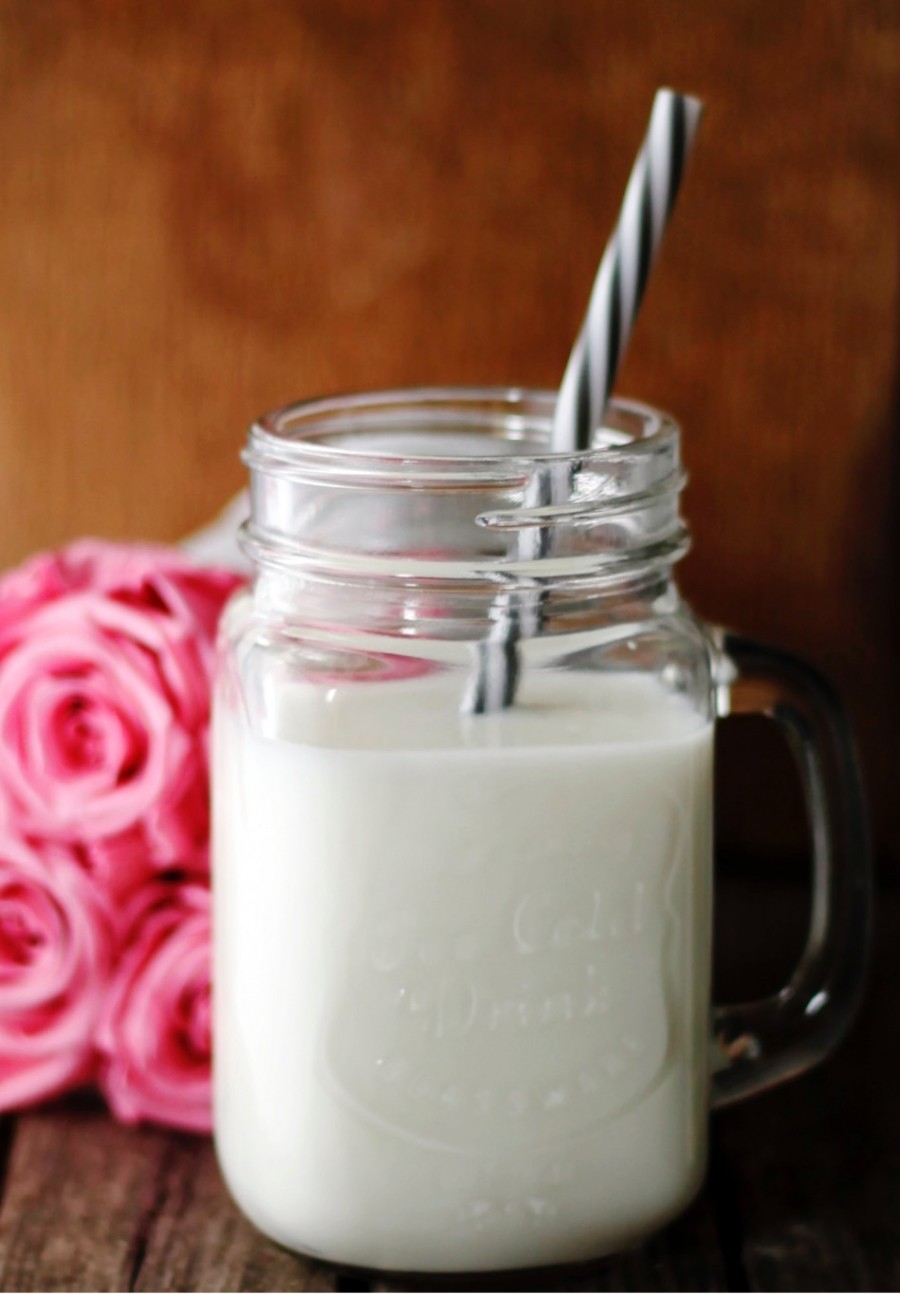 Den leckeren indischen Rosen-Lassi kann man ganz einfach aus Naturjoghurt, Milch und Rosenwasser herstellen.