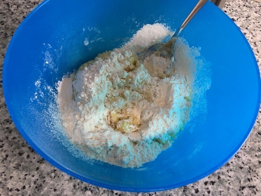 Zum buttrig feinen Kartoffelpüree langsam das Mehl hinzugeben und mit einem Esslöffel in das Püree einmischen.