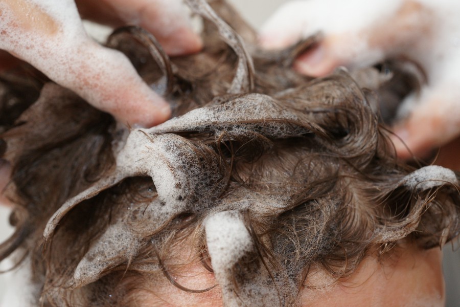 Reste von Haarspray kann man gut entfernen, indem man die Haare mit Geschirrspülmittel wäscht. Anschließend die Haare noch mal normal waschen und pflegen!