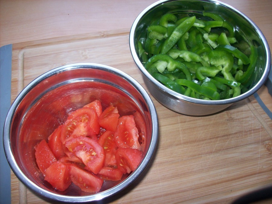 Die Paprikastreifen und Tomatenachtel werden ebenfalls zum Fleisch gegeben und alles sollte nun weitere 30 Minuten im geschlossenen Topf fertig schmoren.